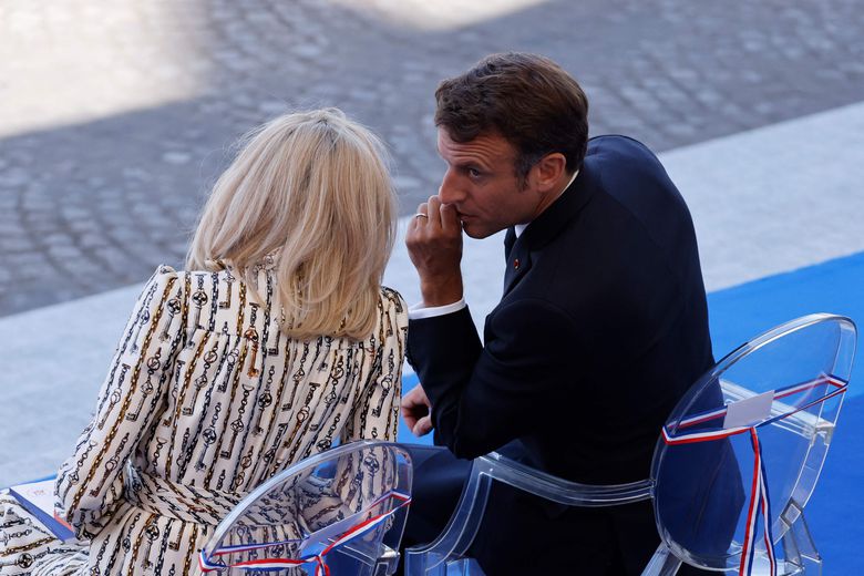 布里吉特整容也难挡皱纹了！穿长裙亮相扮嫩，和马克龙尽显母子感