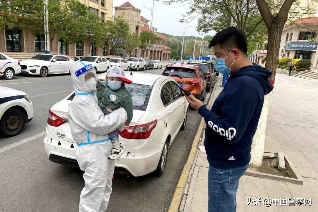 【疫情当前 警察不退】警徽闪耀 情暖“疫”线