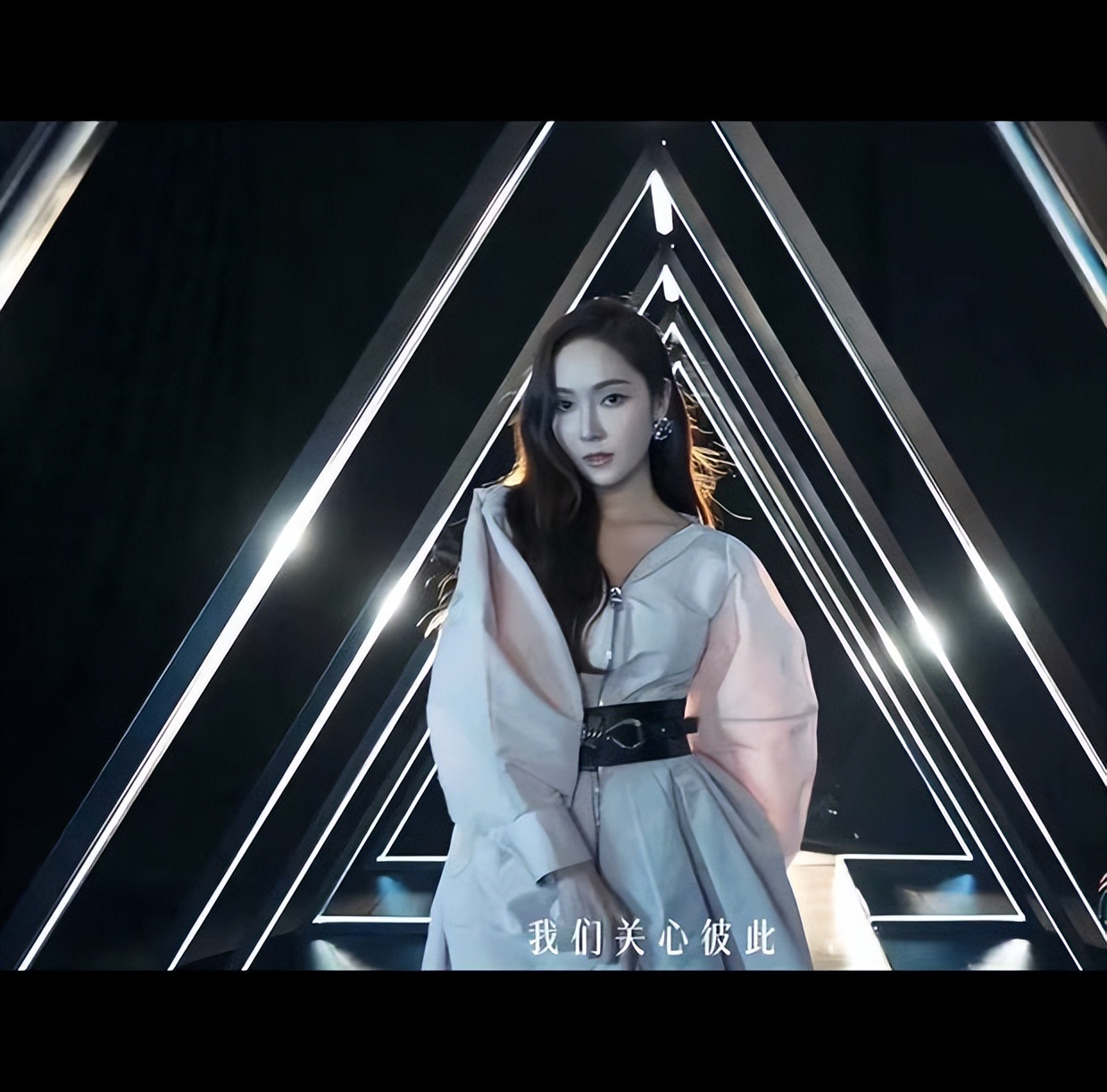 《浪姐3》未来感视频 王心凌发型减龄阿娇长裙绰约