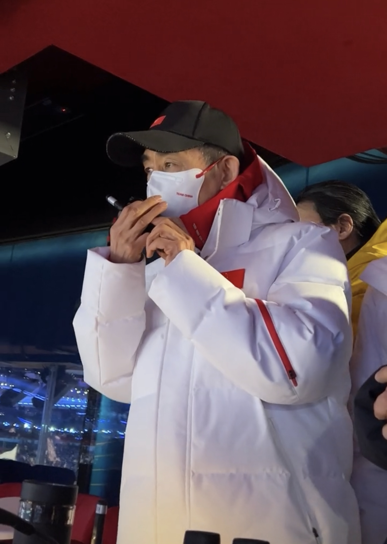 张艺谋大赞冬奥开幕式，圣火点燃后含泪与人拥抱，凌晨仍忙闭幕式
