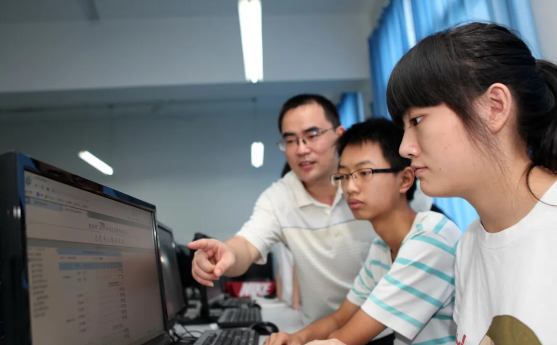 复旦大学给学生发“福利”，西瓜包装惹争议，网友评论假精致