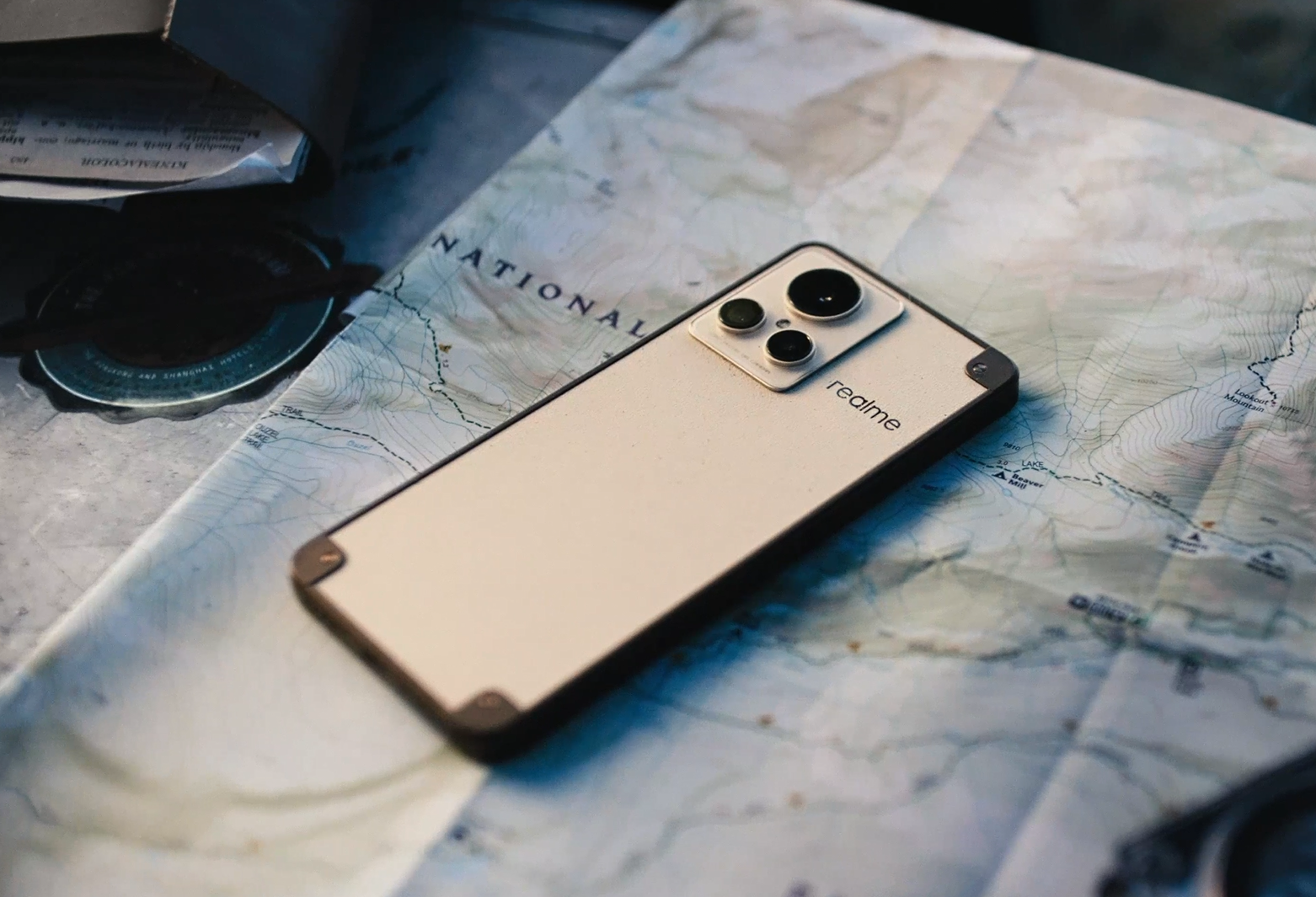 正面都是屏！真我GT2大师探索版超窄边框曝光，金属铆钉“LV”风