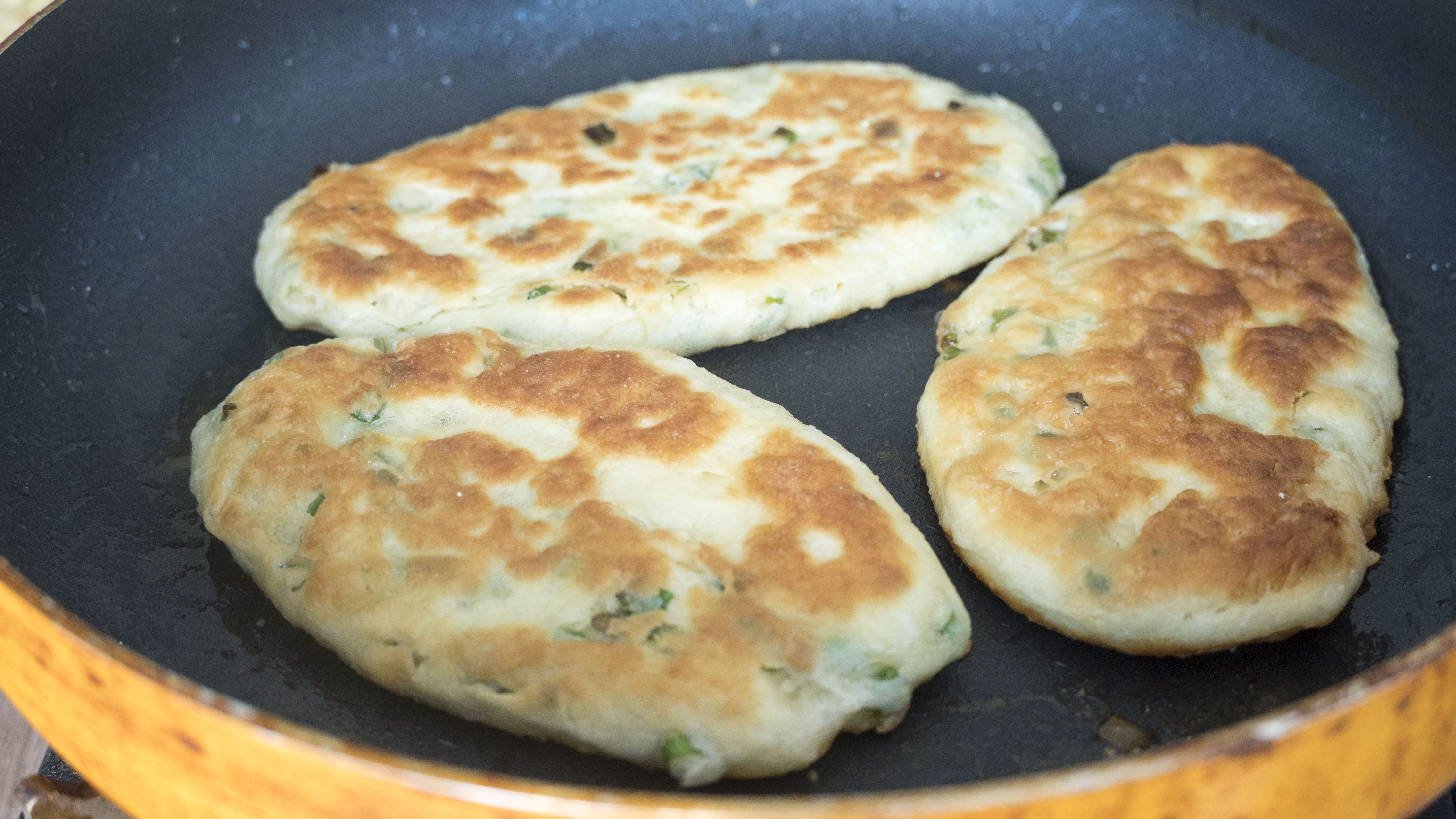 面粉最过瘾的6种做法，不用烤箱，咬一口酥掉渣，一出锅就抢光了