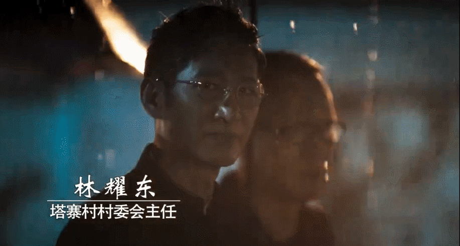 同样是“眼镜造型”，把肖战王一博和吴启华放一起，差距就出来了