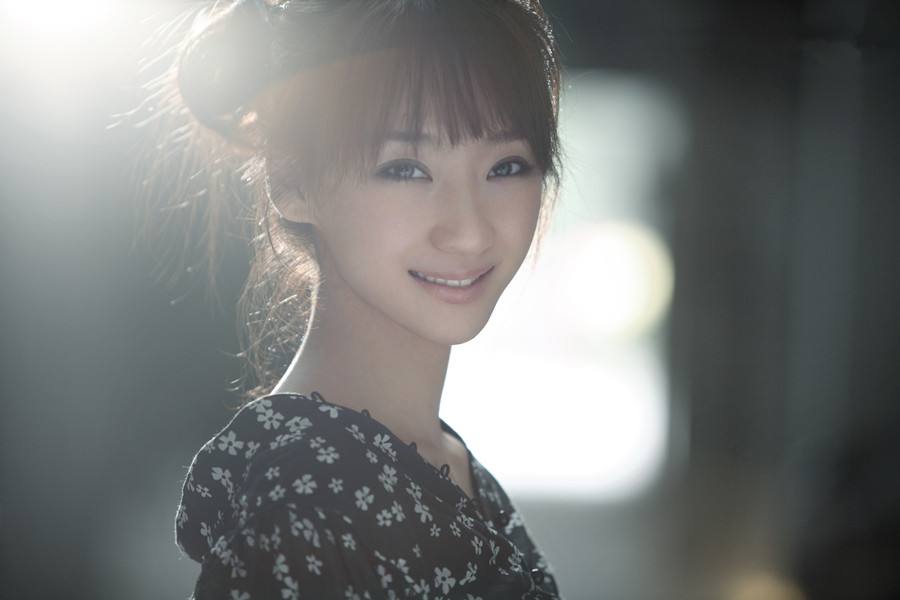 她姓爱新觉罗，2005年出道，长相甜美曾与刘德华合作