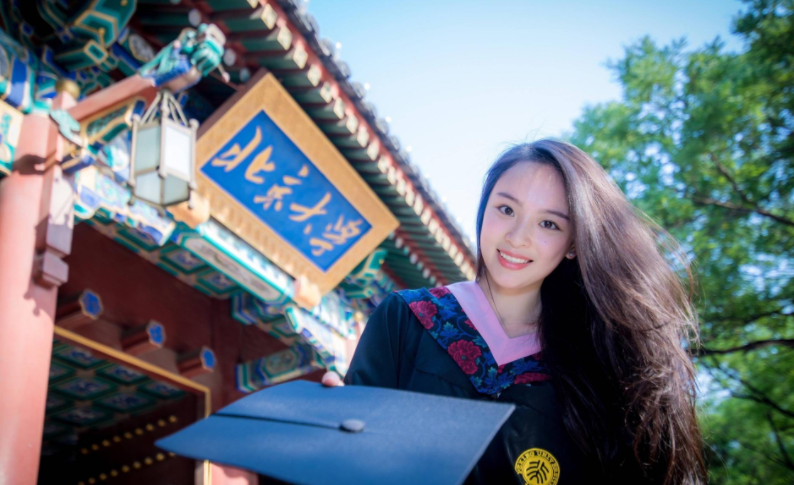 北大美女学霸走红，毕业后选择进娱乐圈，却因艺术生身份引质疑