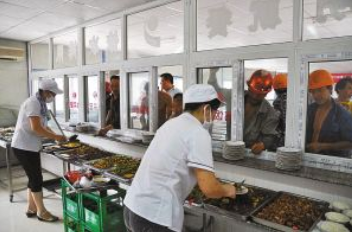 24岁外国女大学生倒追45岁农民工，今已成婚生子，计划在成都买房