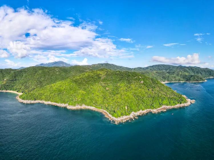 鹅公湾是西冲西面一个人迹罕至的海湾,沙滩背靠群山,面朝大海,沙滩后