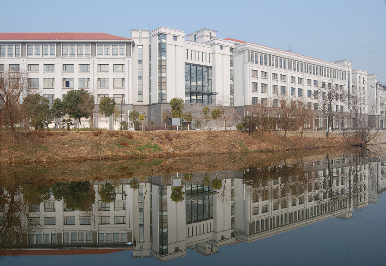 南京工业大学封校，食堂打出傲娇标语，网友：赤裸裸地“报复”