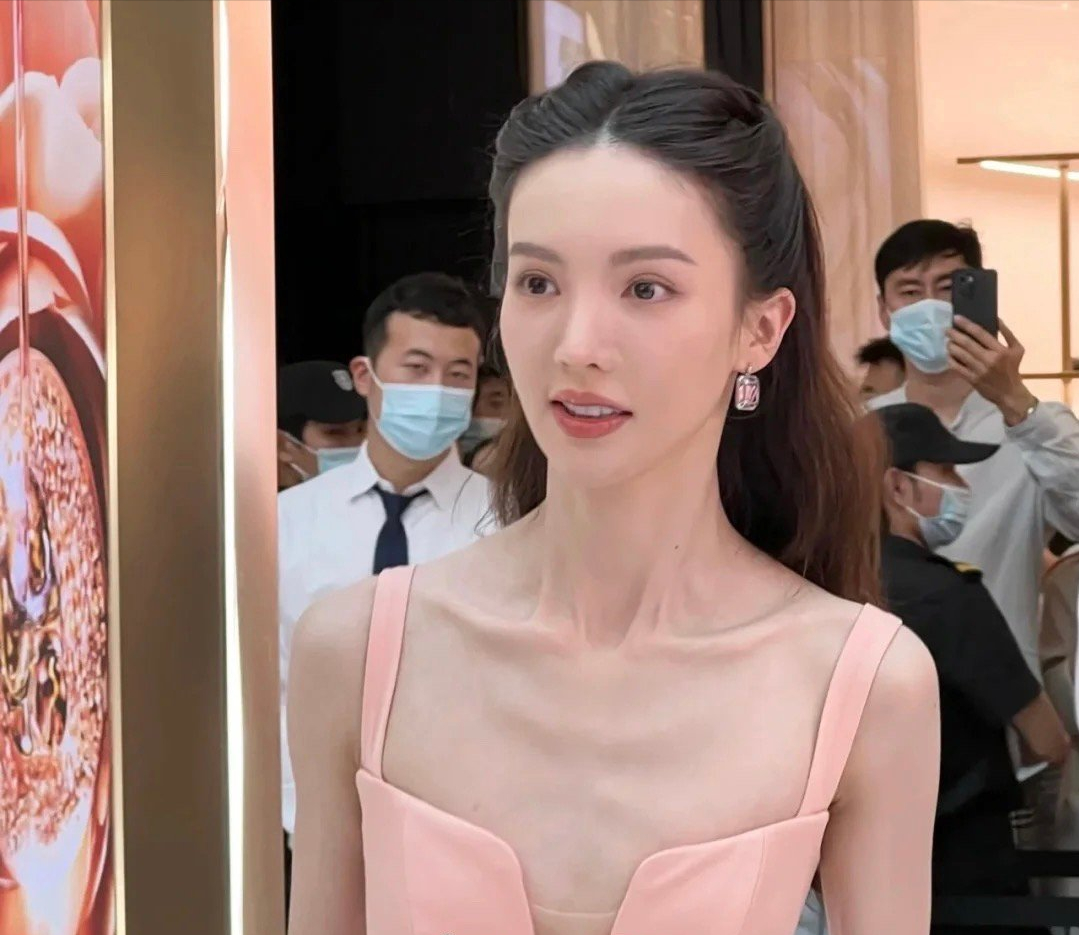 baby私下超清生图曝光,背部太瘦画面诡异,工作室被骂到删图