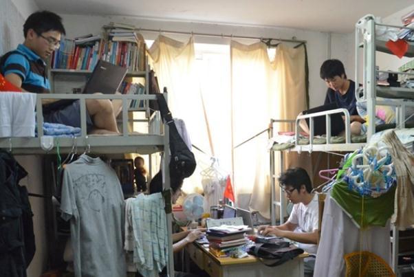 女大学生半夜醒来，发现其他室友都在学习，说好的一起挂科呢