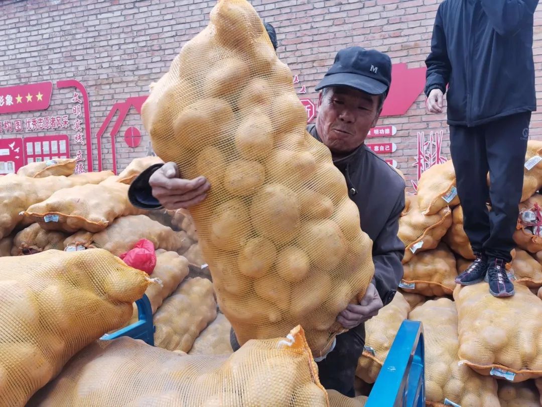 赠送物资助春耕 真情帮扶暖人心