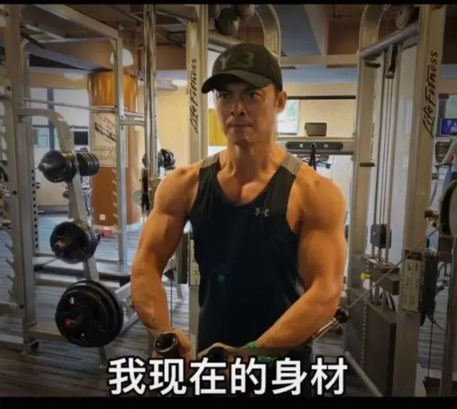 48岁的樊少皇，身材硬朗，腱子肉吸睛，网友：身材比18岁时还要好
