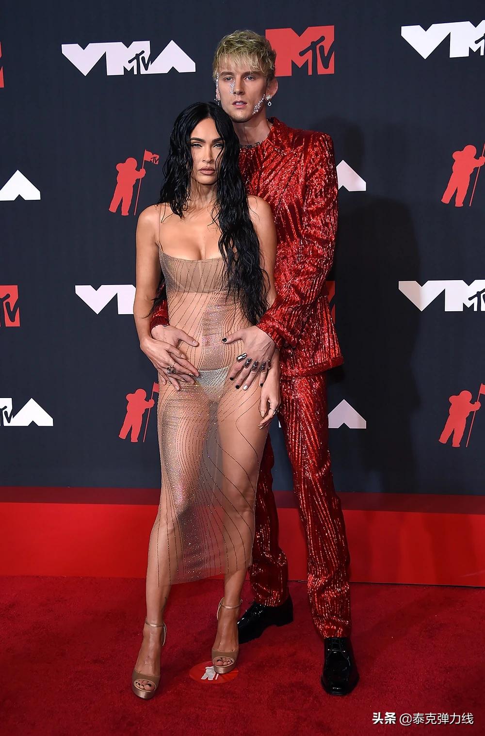 机关枪凯利的粉红色生活真实而黑暗：和女友梅根通电话时差点自杀