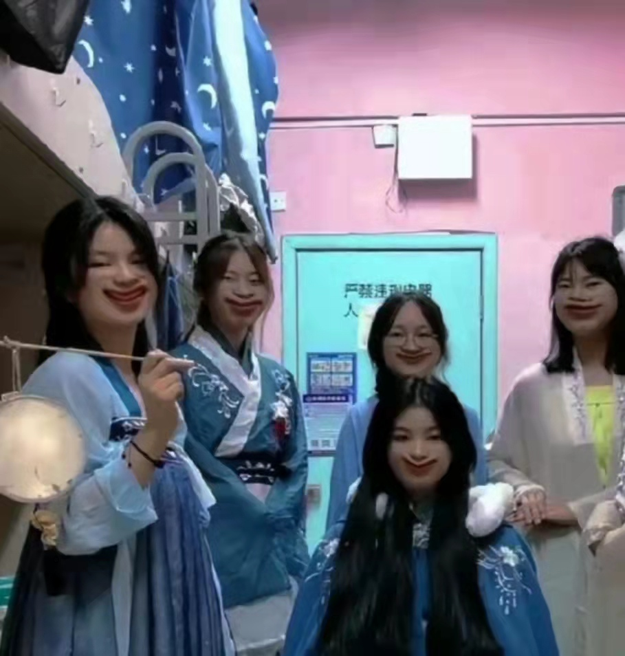 大学“阴间”宿舍走红，堪比大型“祭奠现场”，室友看后睡意全无