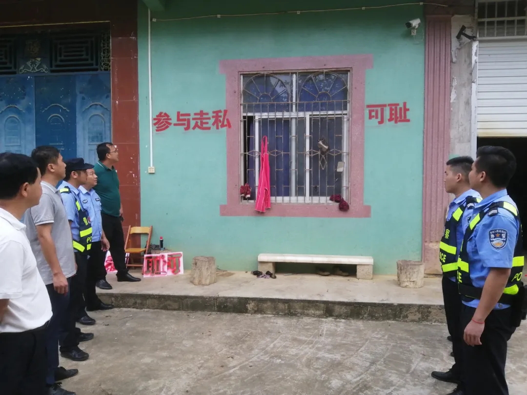 广西多地现场惩戒活动被质疑“游街示众”：至少3地开展过，嫌犯举“违法可耻”牌拍照示众，个人信息遭公开