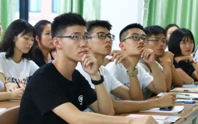 吉林某高校男老师火了，长相帅气又有才华，女同学抢着去上课