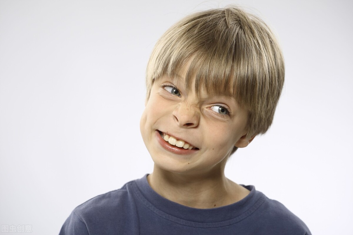 孩子斜眼瞟人先别急着打,说不定是个病