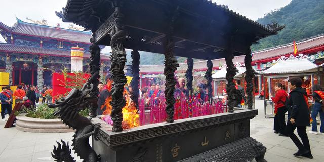 福州山区发现一座巨型土楼，里面装修太豪华了，吸引很多村民围观