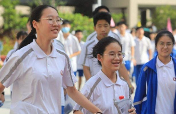 16岁女学生被男教师言语骚扰，看到聊天内容后，网友选择相信老师