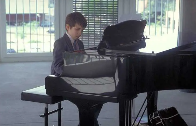 12岁天才少年弹钢琴、开公司、开飞机信手拈来