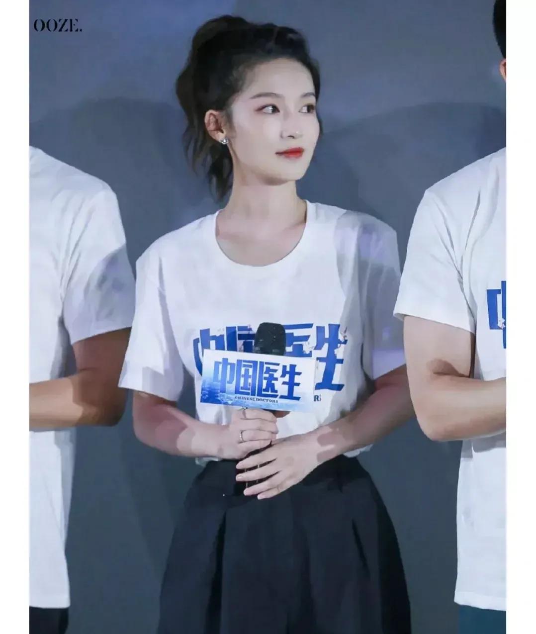 李沁清新自然，微卷高马尾，简单白T黑裤，骨子里的美无需华服