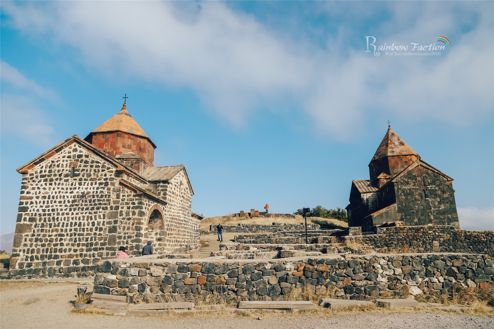 在亚美尼亚塞凡湖，邂逅一场浪漫美丽的婚礼