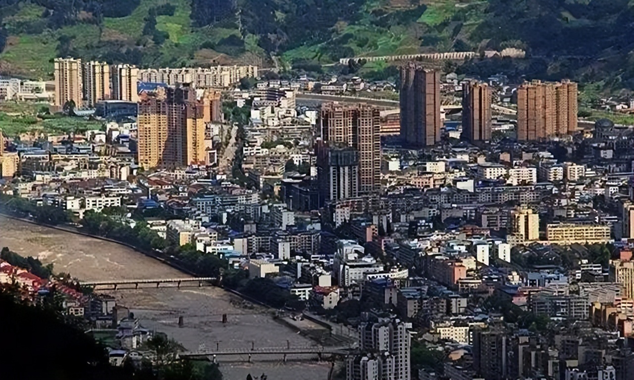 高层定调！中国县城迎来大基建？扭转颓势！中国经济迎来新发展？