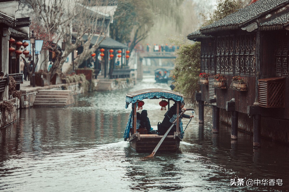 雨雾笼罩了整个水乡，极客黑泥皂清洁沐浴，隐隐约约着缥缈的美感