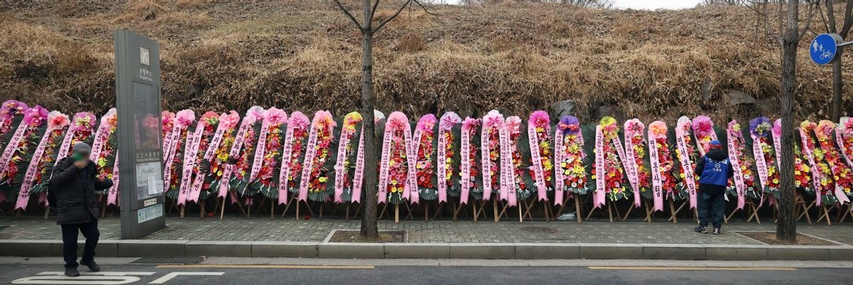 朴槿惠医院外摆满500个花环