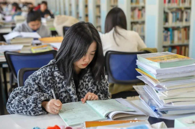 研究生晒出“学费清单”，家长看后倍感扎心，直言上不起学了