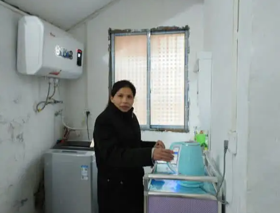 人大学霸考公考研失败，嫁贫苦光棍生6娃，校友集资20万给她建房