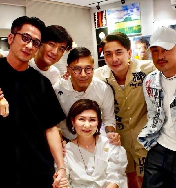 TVB颁奖礼上演宫斗，钟嘉欣痛失视后输给林夏薇是因为站错队？