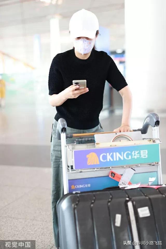 杨童舒休闲穿搭现身机场 对镜挥手笑眼弯弯心情好