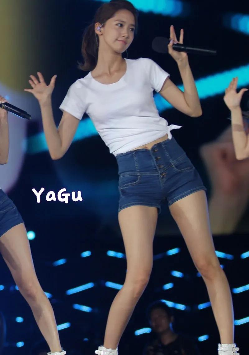 少女时代的林允儿，牛仔短裤短袖，清纯可爱