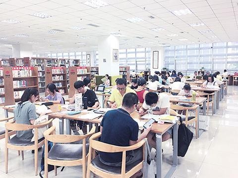 大学生在宿舍能有多精致？旋转餐桌，多种小吃，网友羡慕不已