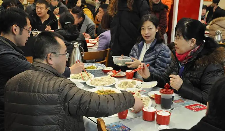 东北大娘开饺子馆，“冰箱免费送”，反倒年赚210万，学学？