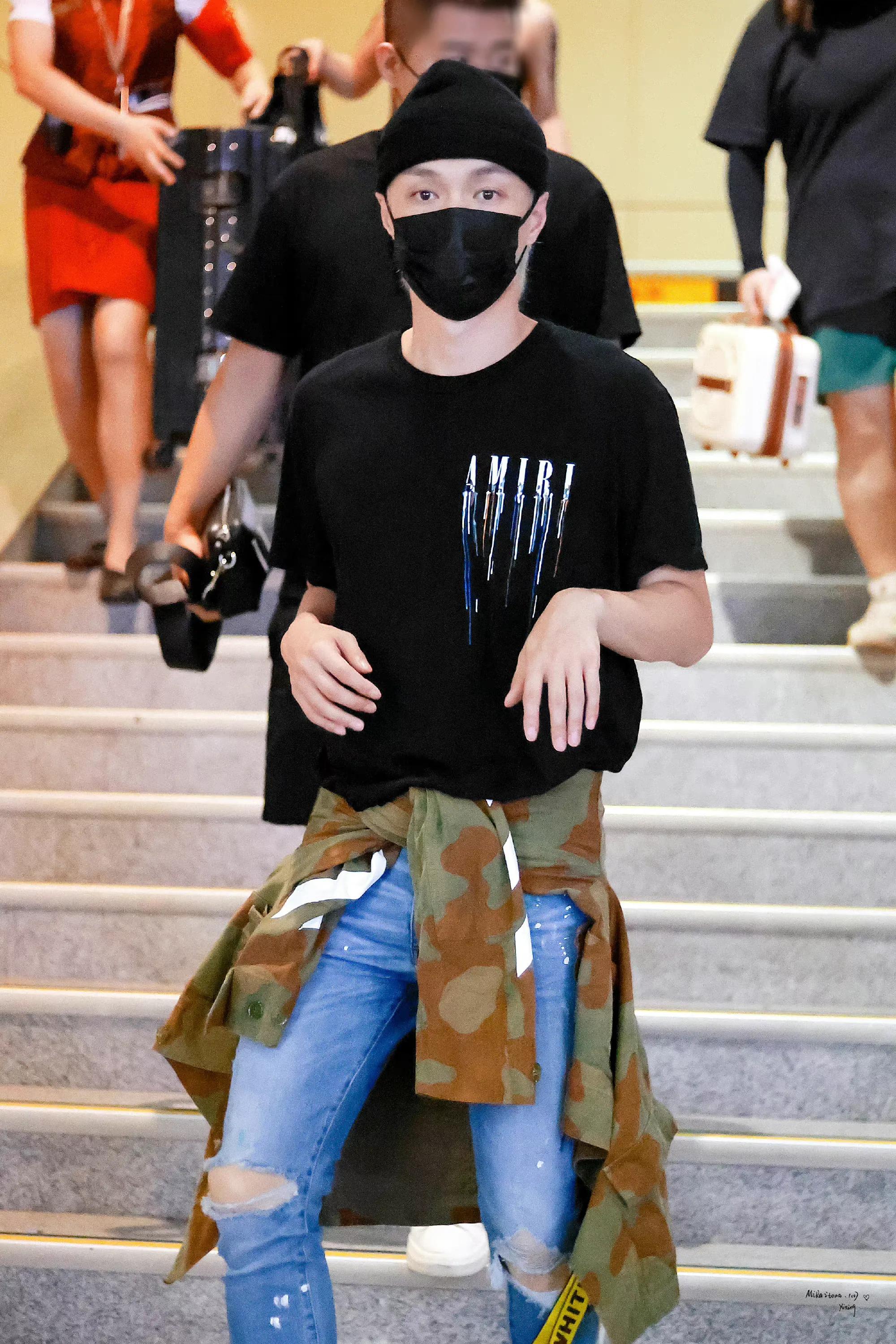 许佳琪银发，张艺兴银发，同是爱豆出身，同是银发造型，谁更好看