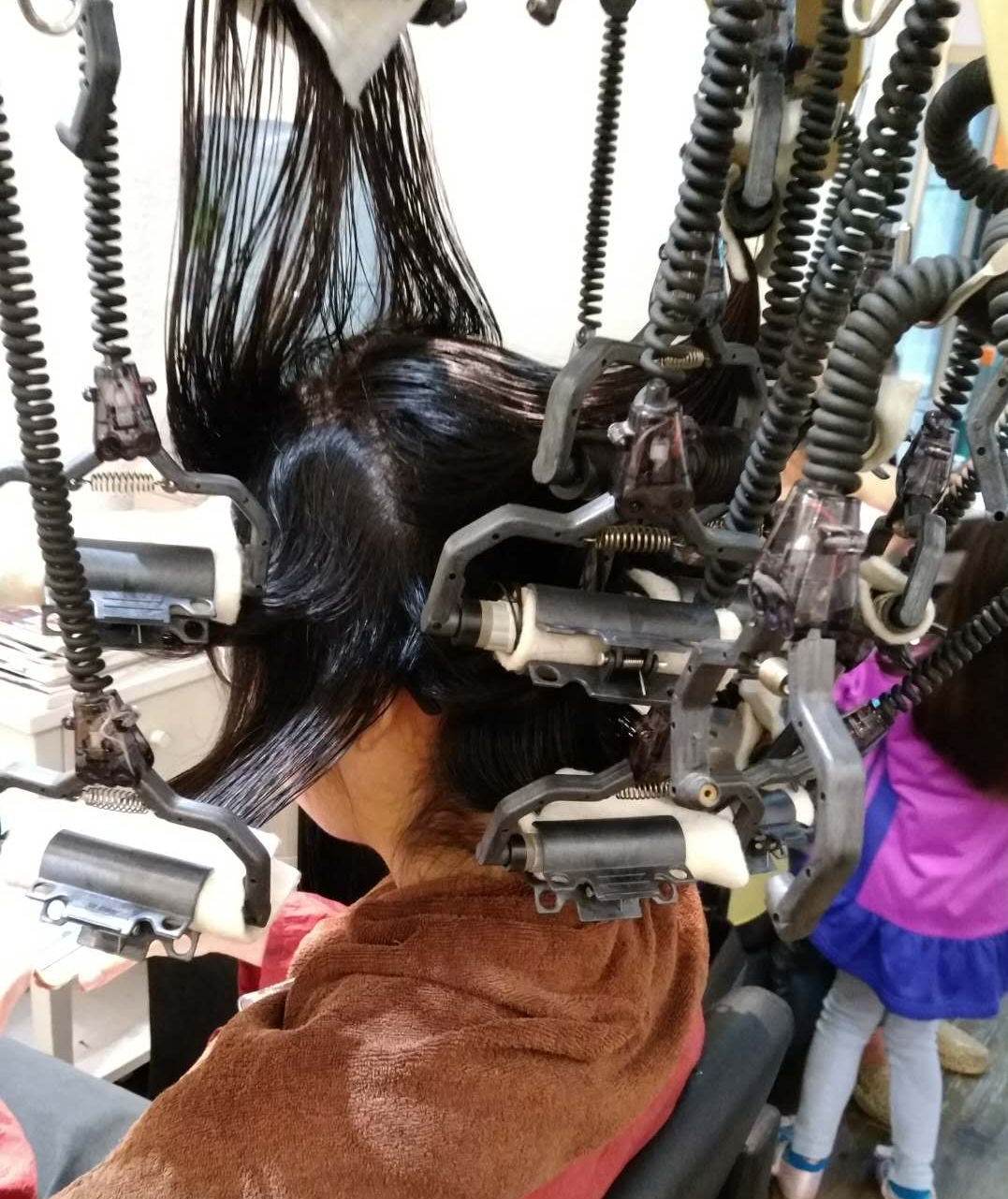 热烫比冷烫效果好？发质细软发量少适合什么烫？看这三点就明白