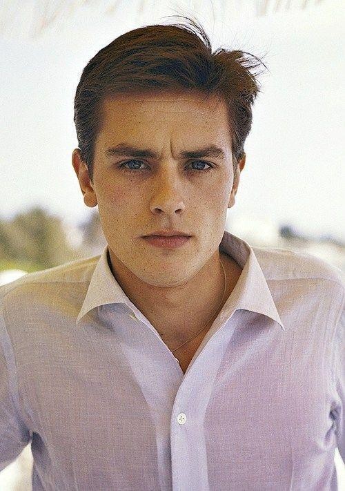 阿兰·德龙3个儿子：颜值差父亲一大截，私生子最像他却从未被承认