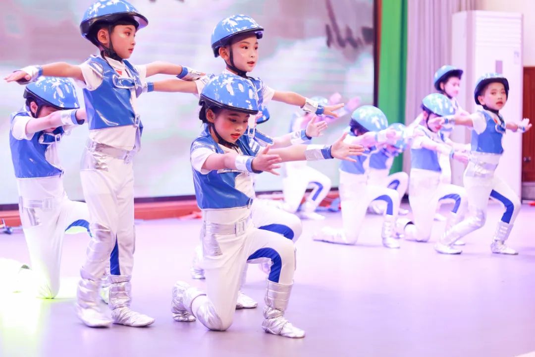 天府新区华阳实验小学举行“童星耀五月·艺术绽花开”群舞比赛