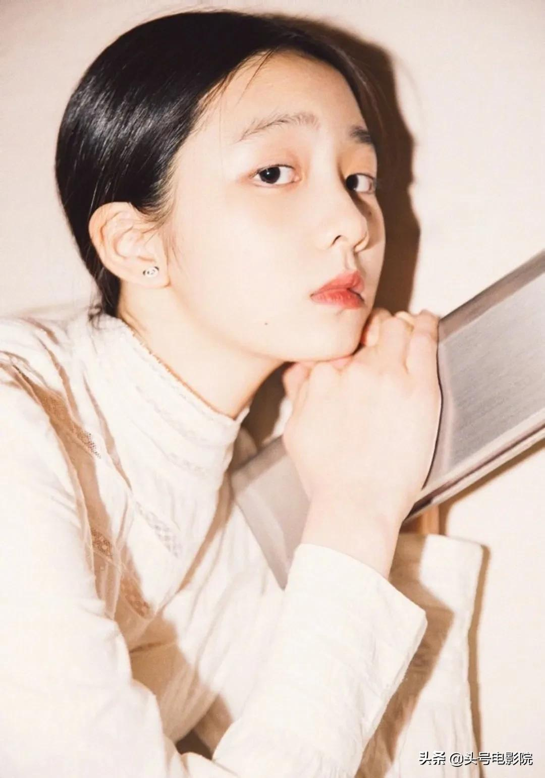 黄多多16岁戴金链涂眼影,爸爸萌娃早熟!曹格女儿11岁露肩画眼线