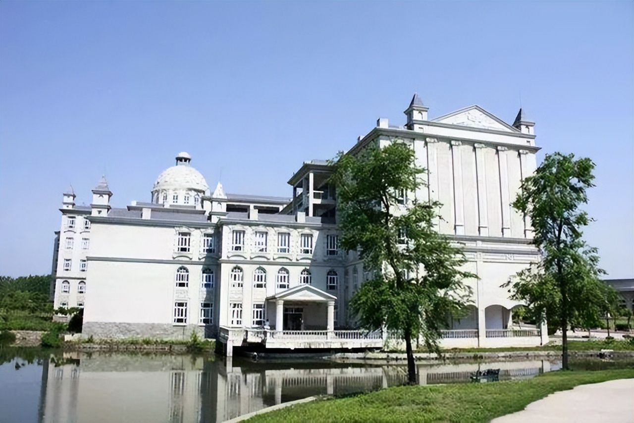 安徽一大学生核酸检测为阳性，8次翻墙去网吧，如今宿舍终解封