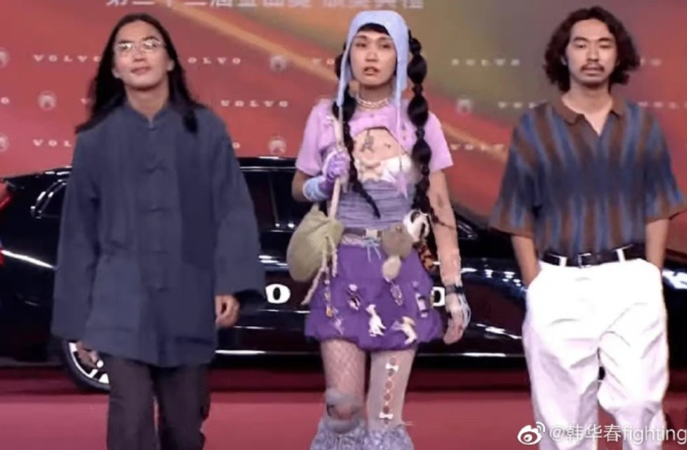 这是颁奖还是开业？金曲奖艺人造型齐翻车，现场变成乡村大舞台？