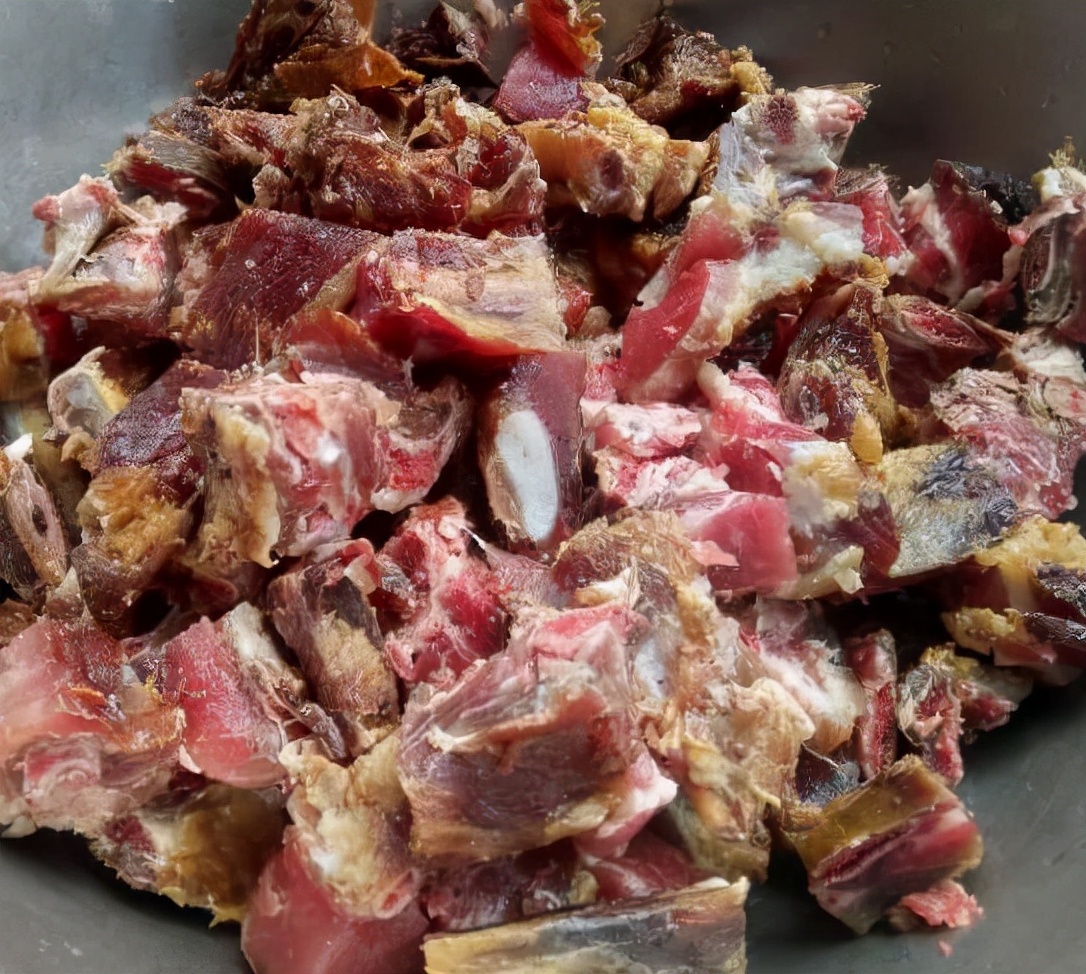 烟熏排骨怎么做好吃（4步学做风味十足的烟熏腊排骨）