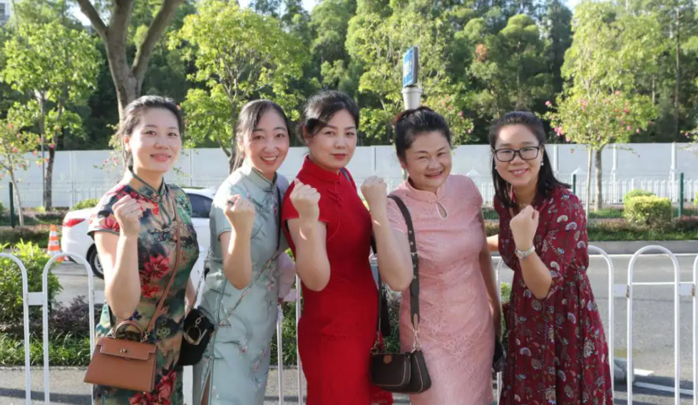 家长陪同孩子高考，到底要不要穿旗袍、拿鲜花，班主任一语道破