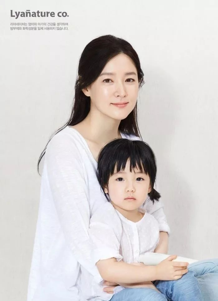 51岁李英爱绝美冻龄！“大长今”嫁入豪门13年，11岁龙凤胎颜值高