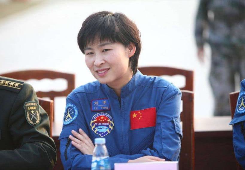 中国首位飞上太空的女航天员，丈夫为她种菜，婚后9年生下孩子