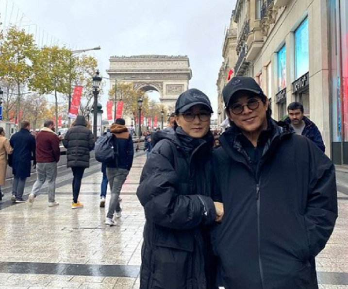 李连杰带家人外出庆59岁生日,女儿大露性感肚皮,21岁气质出众