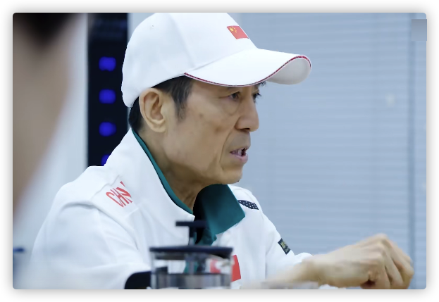 张艺谋妻子发文心疼丈夫，曝其开幕式前靠药维持，发高烧工作不减